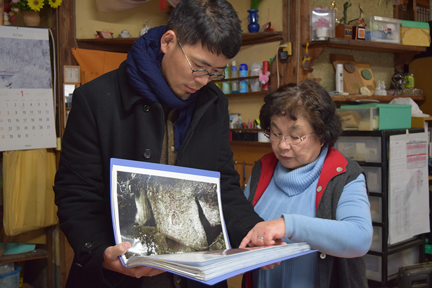 島民に話を聞く光景